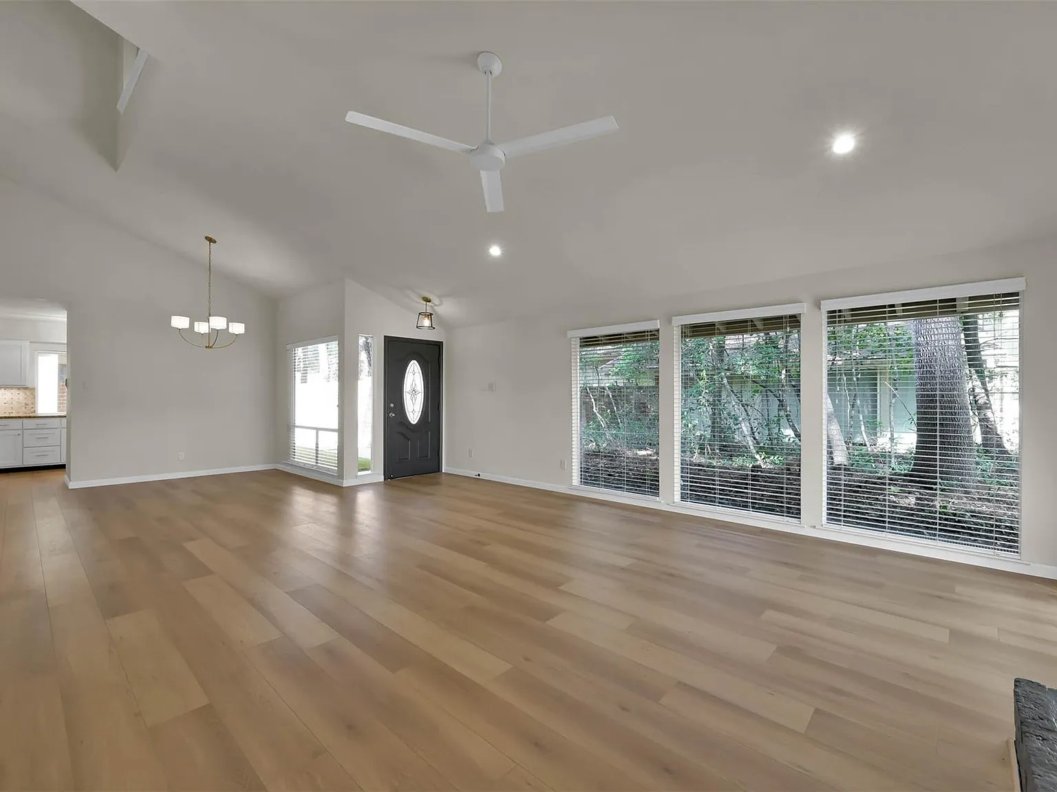 3 bed, 2.0 bath, 1954 sqft, $2,600 — Photo 4