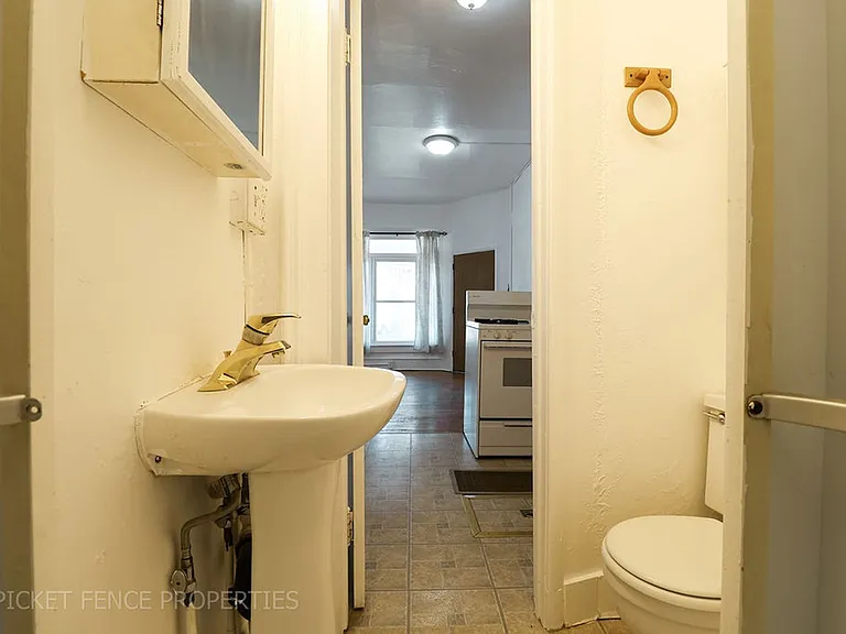 605 Mathews St — Photo 9