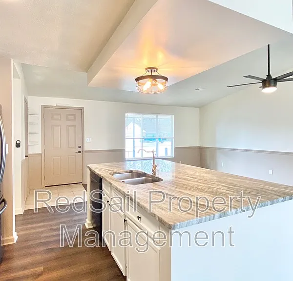 725 Chatsworth Dr — Photo 10