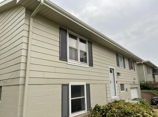 9136 Grand Ave, Omaha, NE 68134