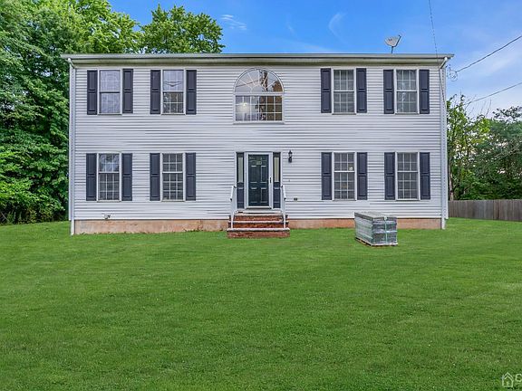 3rd image of 1523 Sherwood Boulevard