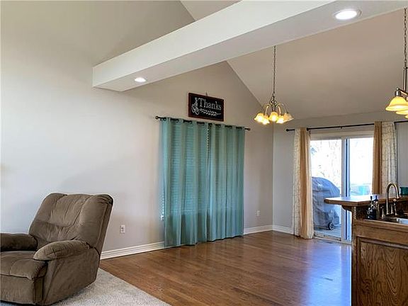 4th image of 1016 NW Scenic Dr