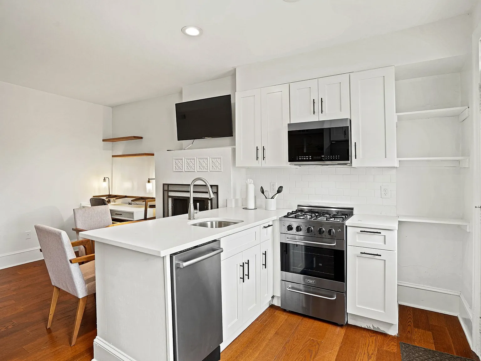 2 bed, 650 sqft, $4,000 — Photo 3
