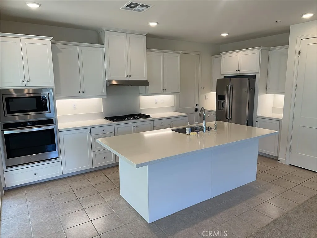 4 bed, 2473 sqft, $6,200 — Photo 4