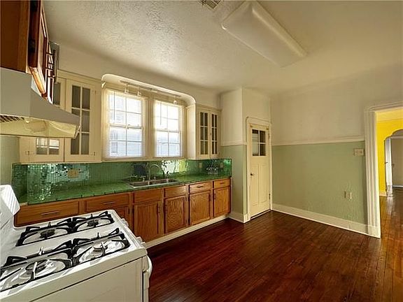 5th image of 1408 Bartholomew St