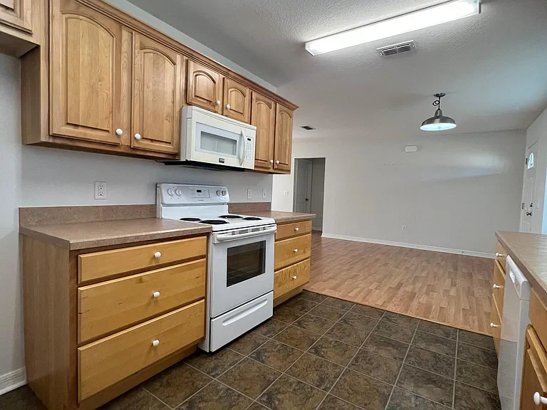 1860 NE Roberts Trl — Photo 6