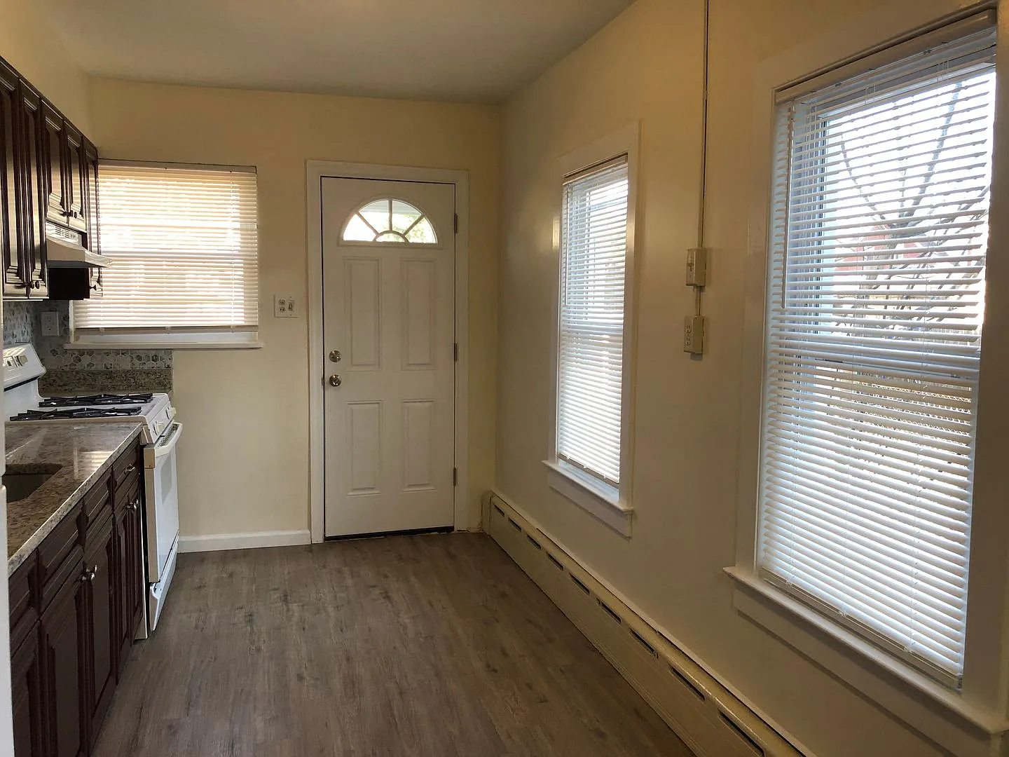 Great 3 Bedroom, 1 1/2 Bath Home! New Kitchen! Spacious Living Area! Fenced Yard! — Photo 2