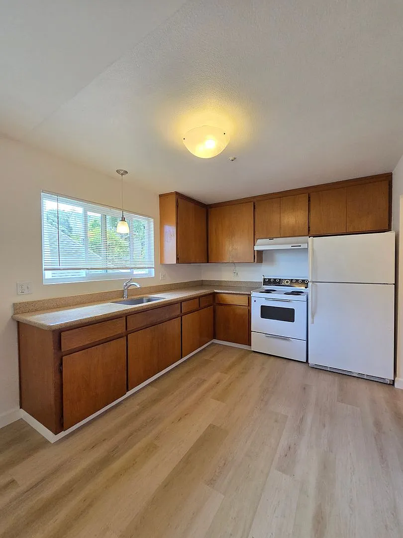 West Side Petaluma 2 Bedroom, 1 Bathroom Corner Unit — Photo 4