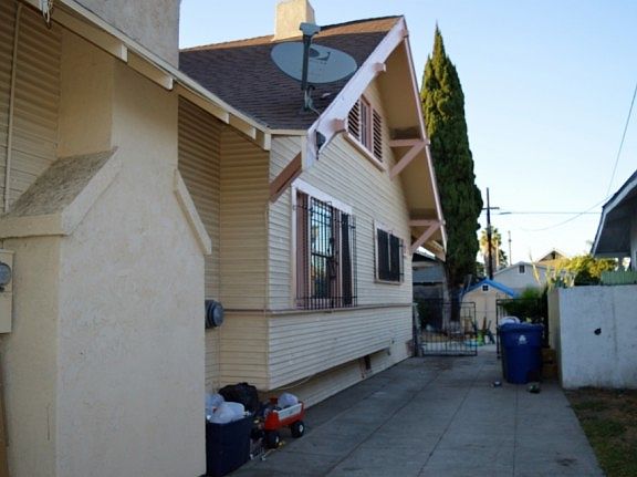 2nd image of 541 W 55th St