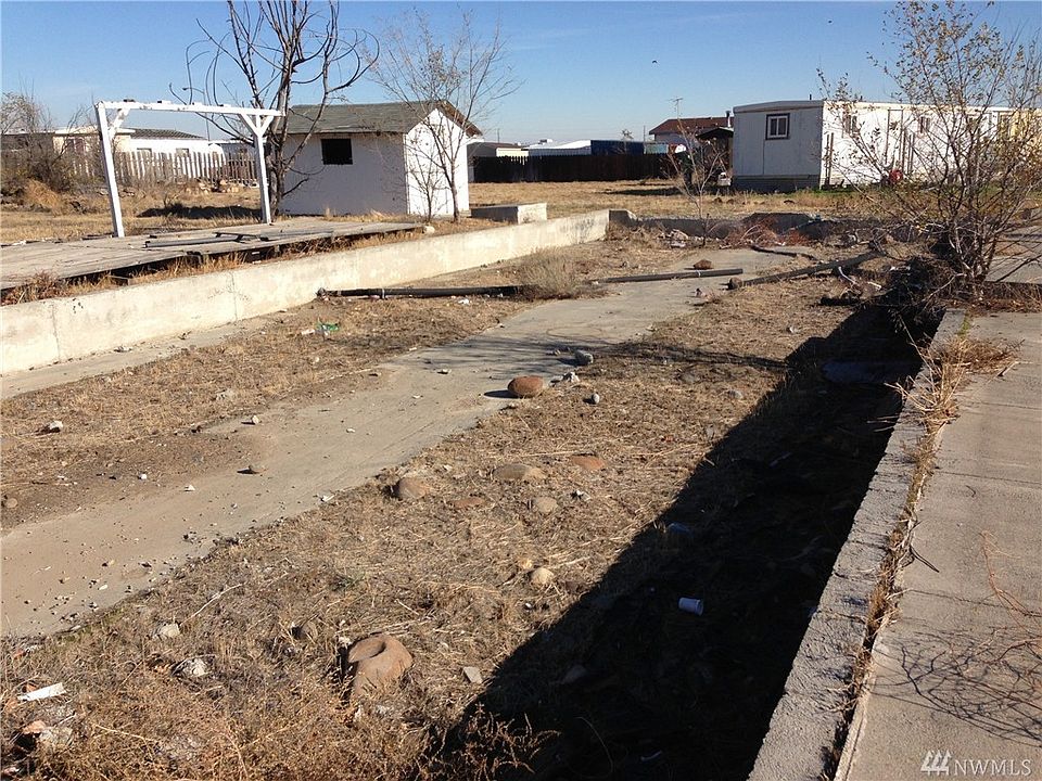 2nd image of 8692 Charles Rd NE