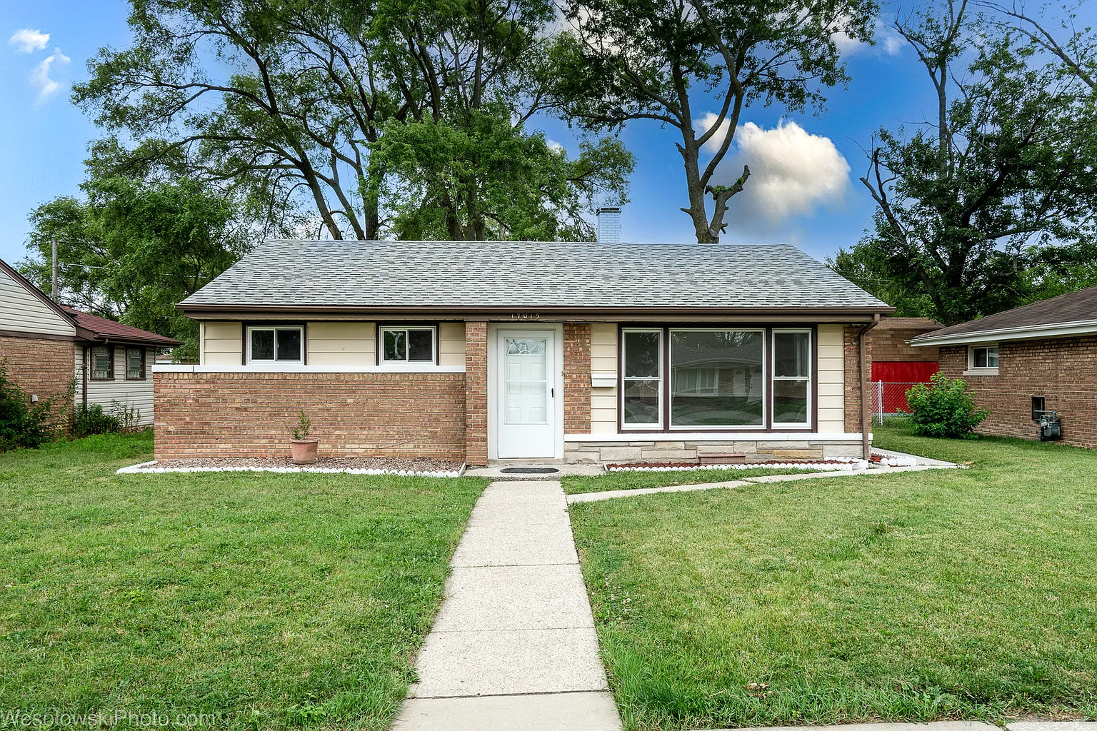 17015 Park Ave photo 1