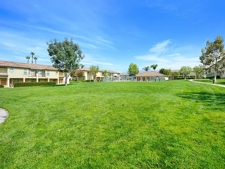 La Villa Apartments — Photo 11