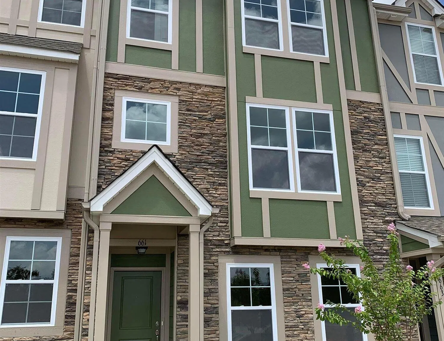 3 bed, 3.5 bath, 2211 sqft, $2,300 — Photo 1