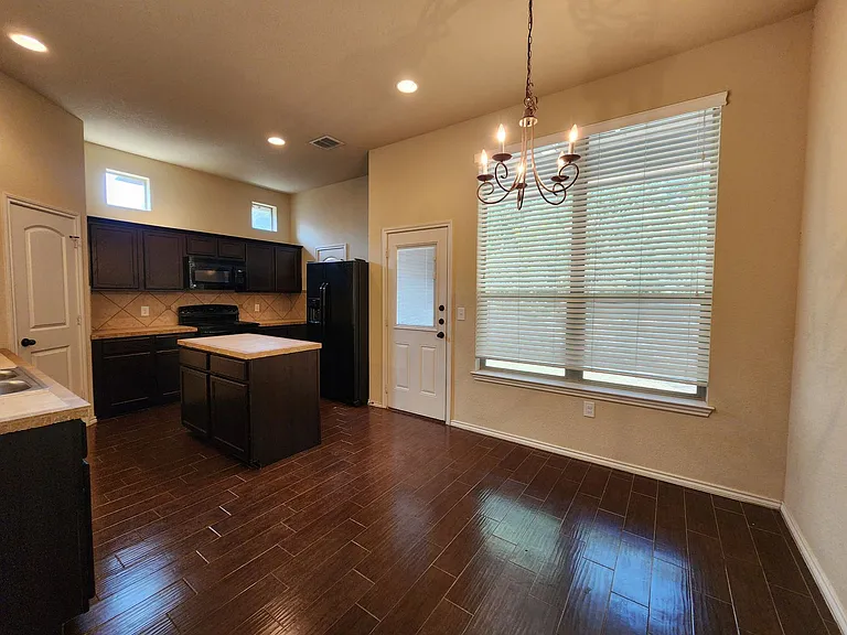 622 Creekside Cir — Photo 13