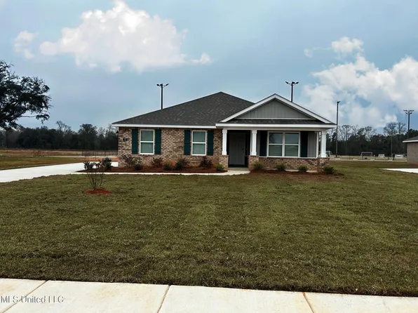 77 Monarch Dr, Lucedale, MS 39452