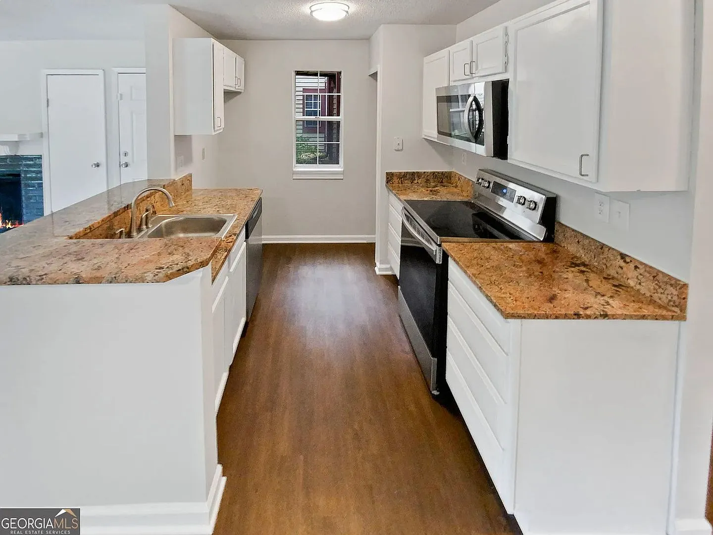 Room in 2 Bedroom Home at Cypress Pointe St — Photo 2