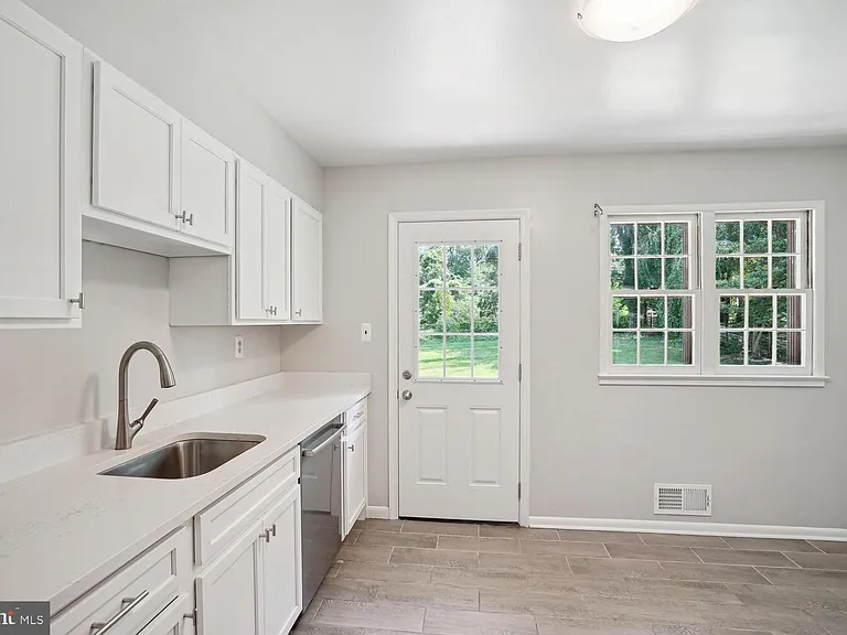 1633 Warner Ave — Photo 4