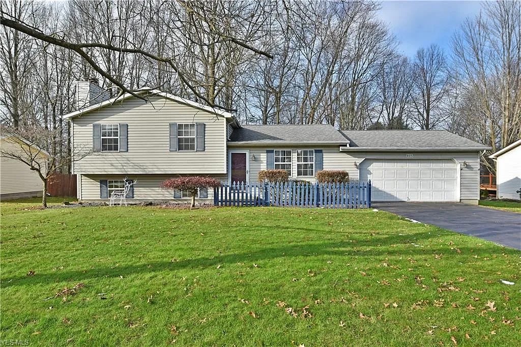 805 Lakeview Dr photo 1