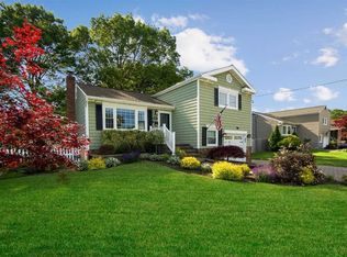 97 Midwood Ave, Farmingdale, NY 11735