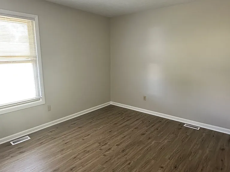2443 Sullivan Ct — Photo 4