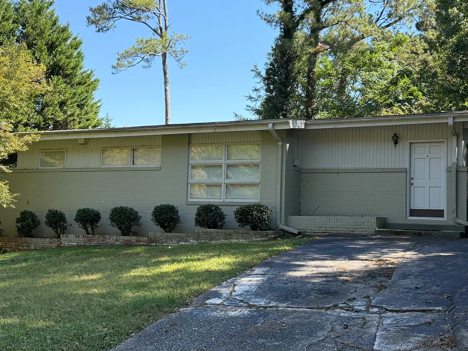 1094 Baker Ln — Photo 2