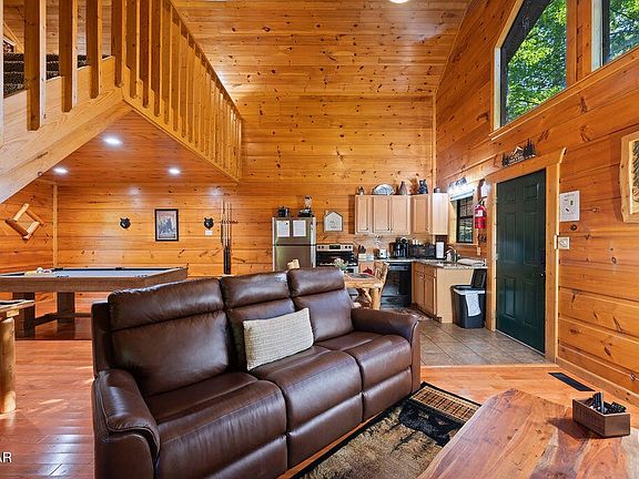 5th image of 852 Maple Hill Way