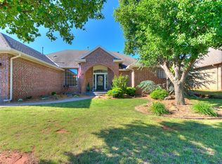 916 Hunters Pointe Rd, Edmond, OK 73003