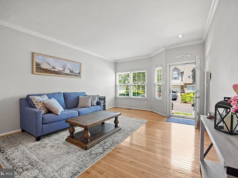 410 Fairview Way — Photo 3