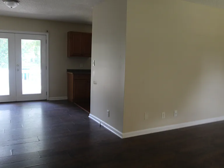 1403 Greenbrier Ct — Photo 2