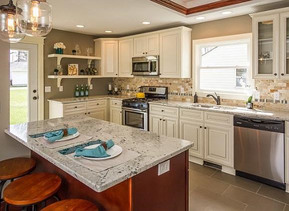 This kitchen has a great breakfast area, ss/appliances, granite, gorgeous cabinets, new lighting and