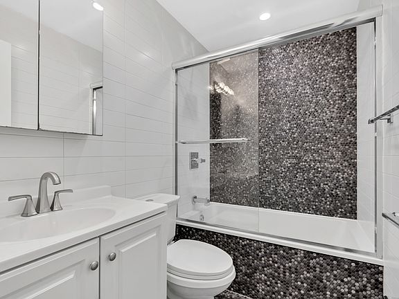 3rd image of 28 Roosevelt Pl APT 2