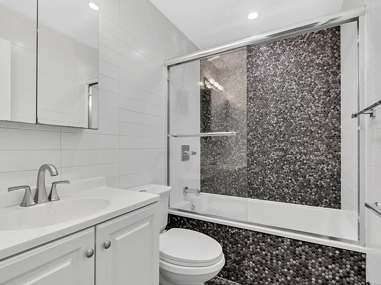 28 Roosevelt Pl #2 — Photo 3