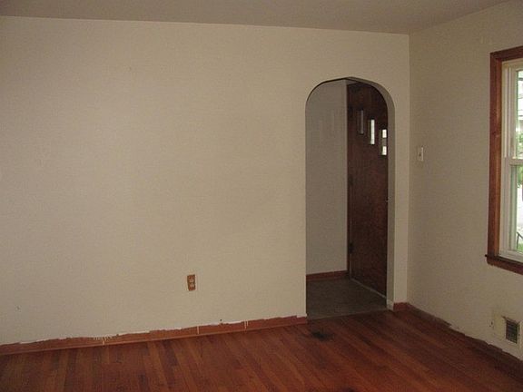 3rd image of 109 S Tetrault Ave