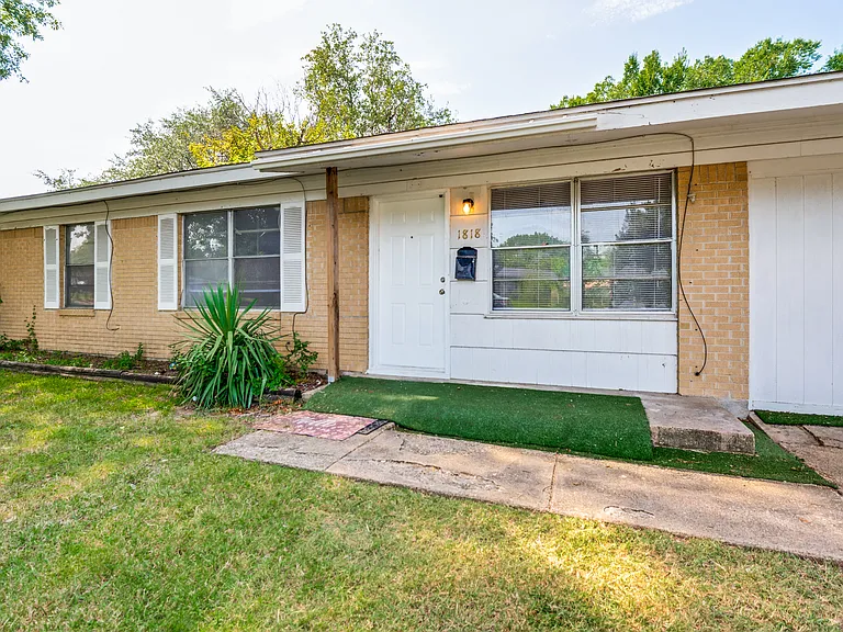 1818 Highland Dr — Photo 3