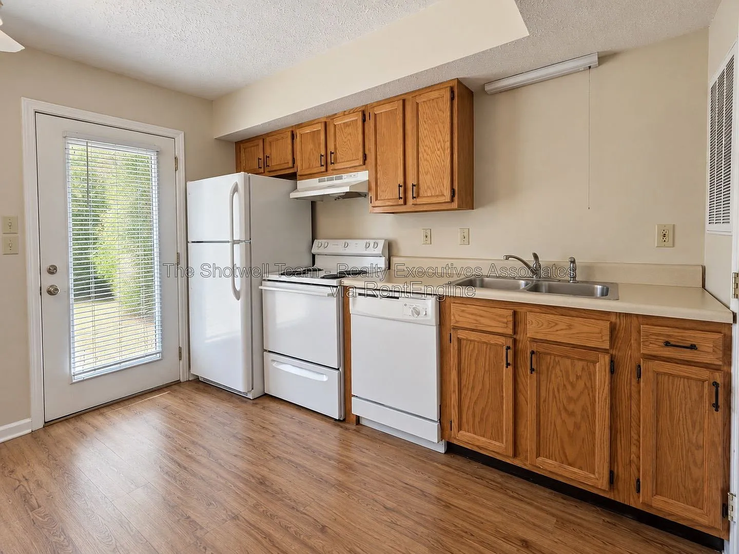 2 bed, 1.5 bath, $1,400 — Photo 3