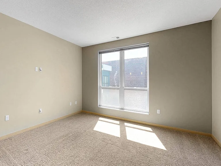L14 Flats — Photo 70