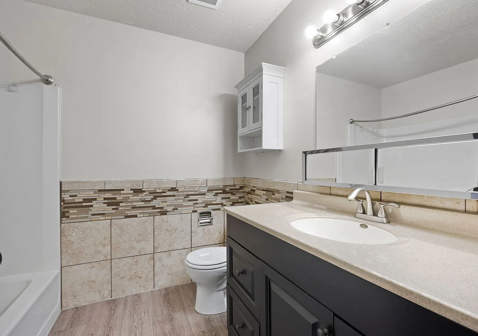 First Month Half Off - 2 Bedroom 2 Stall Garage — Photo 3