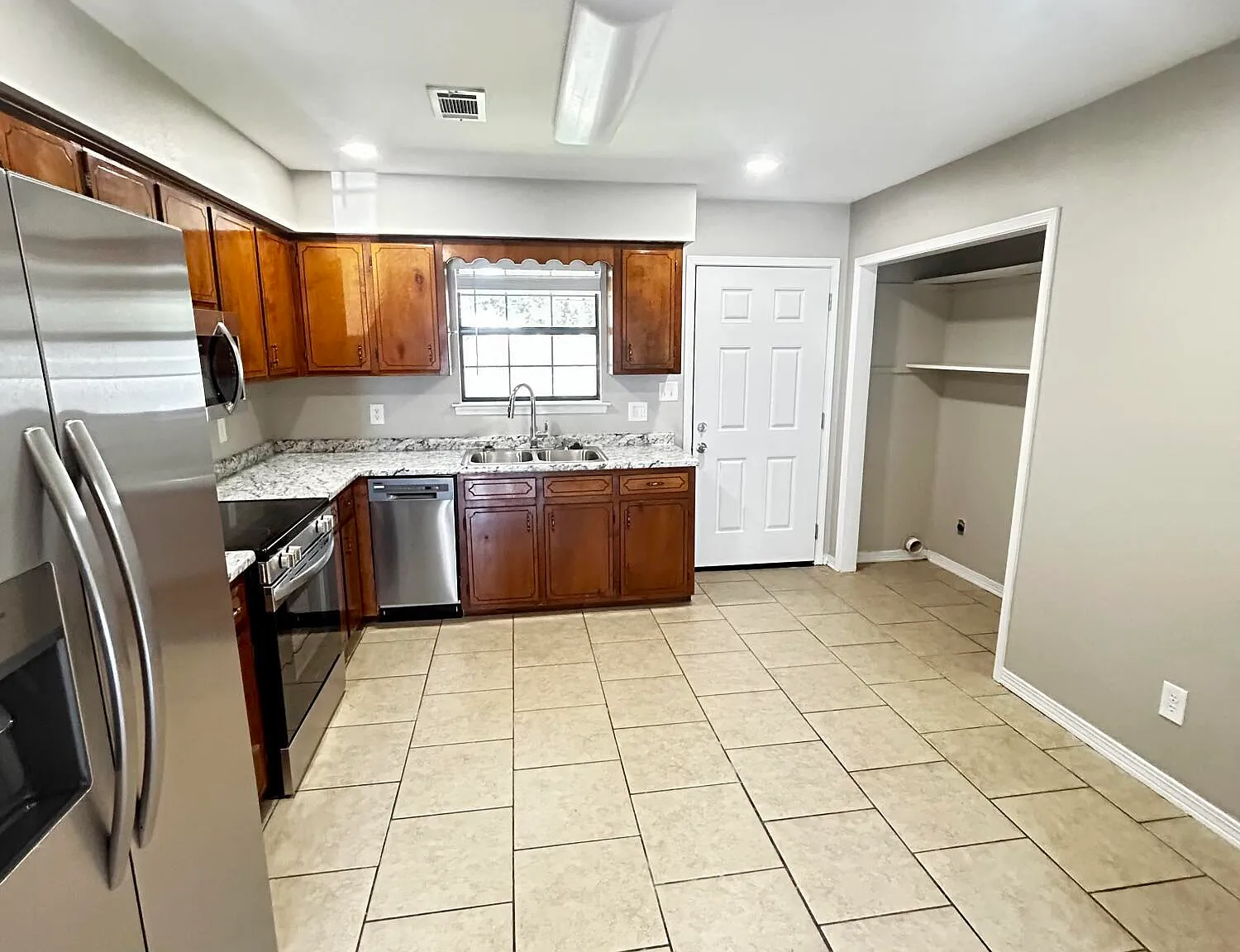 2 bed, 1.0 bath, 700 sqft, $1,000 — Photo 4