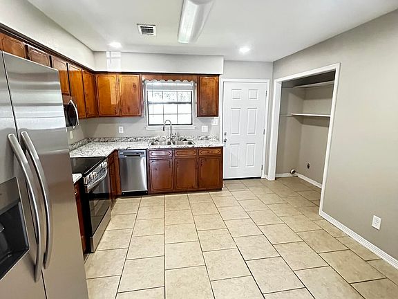 4th image of 1002 Telly Rd #B