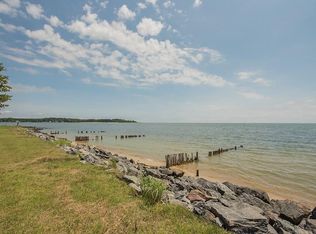 111 Kent Ln, Kilmarnock, VA 22482