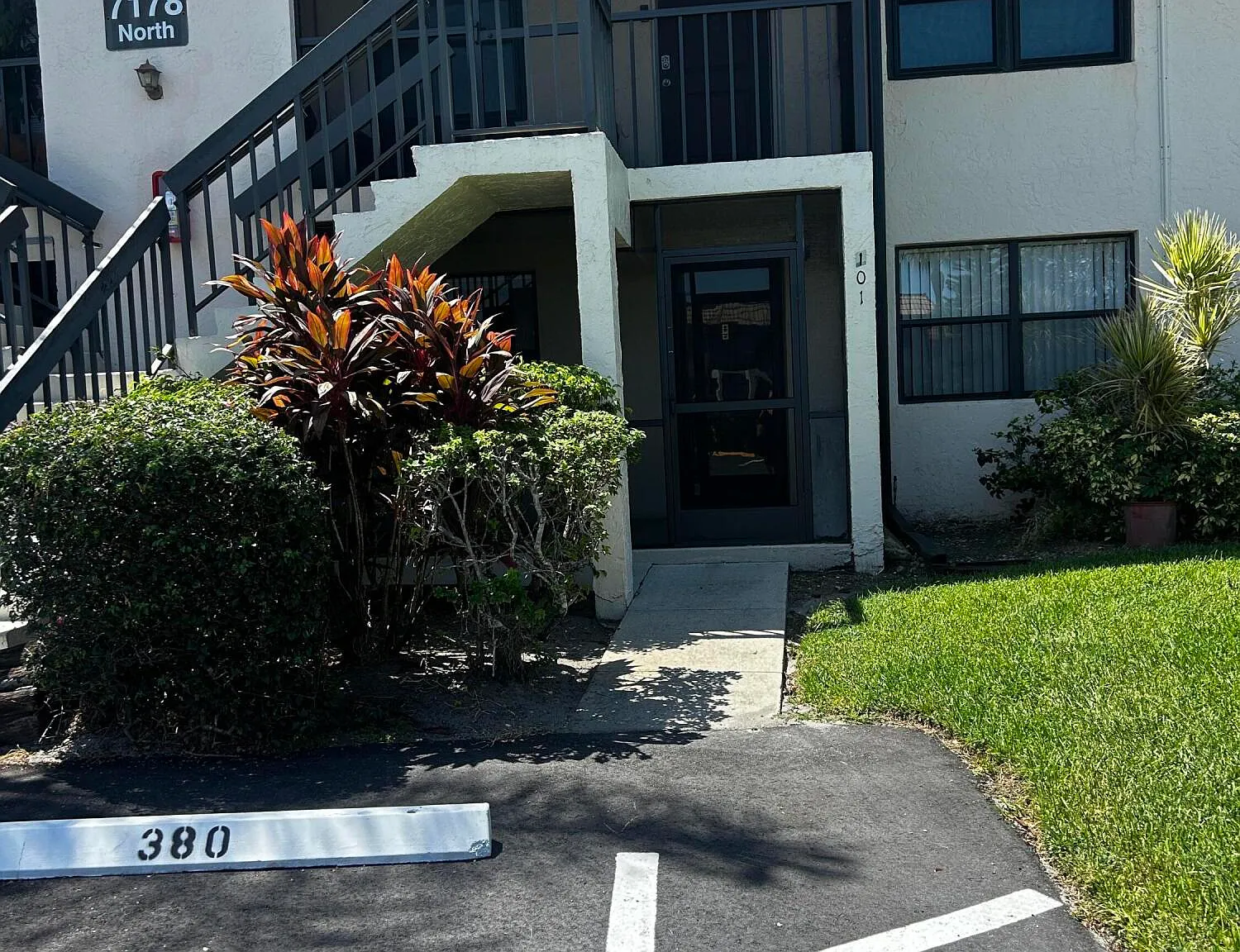 2 bed, 2.0 bath, 735 sqft, $1,700 — Photo 2