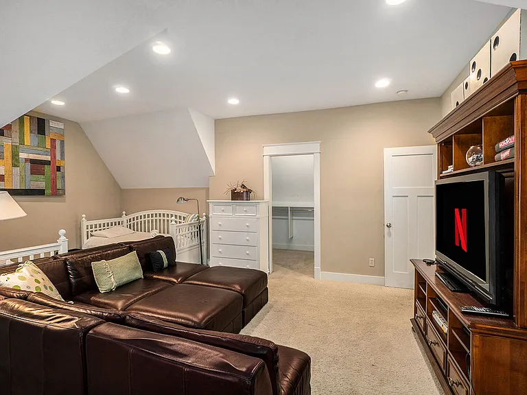 27 Howard Ave — Photo 25