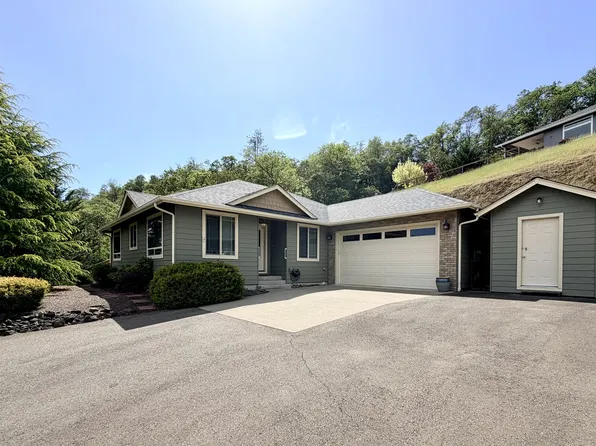 1688 NE Ruby Ct, Roseburg, OR 97470