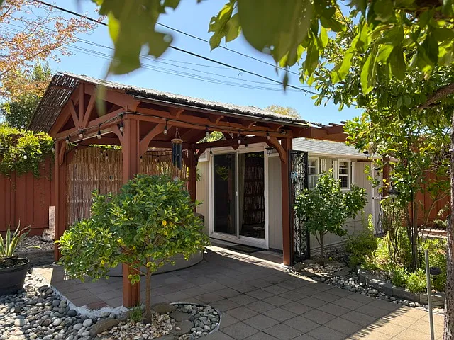 3 bed, 1294 sqft, $4,950 — Photo 3