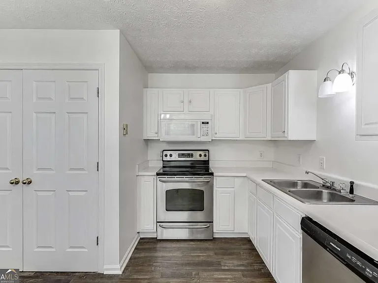 932 Clayton St — Photo 12