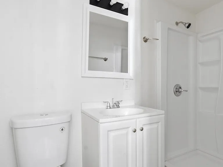 5134 Moncrief Rd W — Photo 15