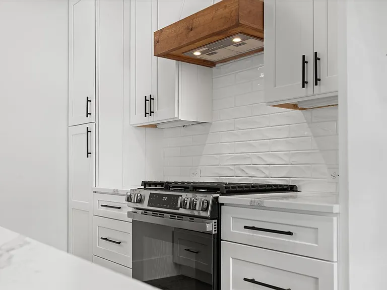 501 W Cheves St E — Photo 11
