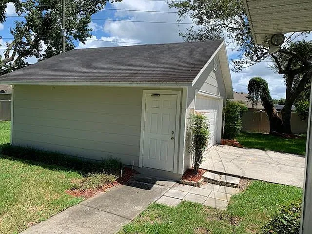 207 E Division St — Photo 17
