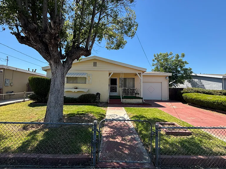 210 Benjamin Ave — Photo 1
