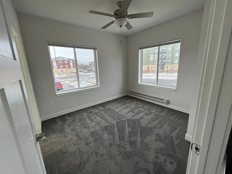 Cottage Grove Commons: 1400 N Windsor — Photo 43